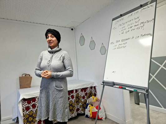 05/12/2021: À Mantes-la-Jolie, Intervention auprès des étudiantes de la formation "Entrepreneuriat au féminin" dans les locaux de l'association "Générations solidaires".