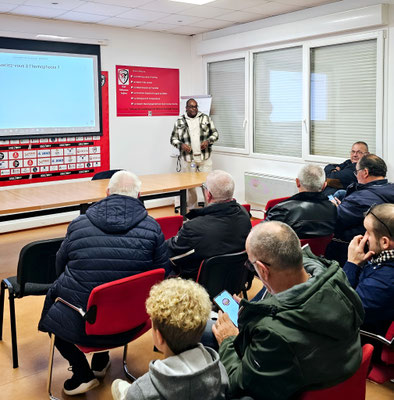 29/10/2025: Boulogne-sur-Mer, USBCO,Union sportive Boulogne Côte d'Opale, le club de foot qui évolue en ligue 2.   , intervention auprès des responsables des clubs de supporters les plus importants de l'Institution sur les discriminations et leurs manifestations. 