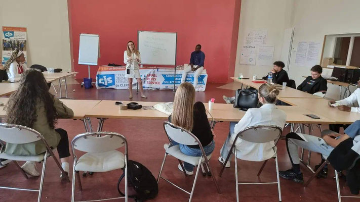 22/04/2022: À Clermont-de-l’Oise. Intervention d'Abel Boyi, Stephane Tiki et Ann-Katheryn Cleton au centre socioculturel auprès des jeunes de CJS, la Coopérative Jeunesse de Services. Travail sur l'employabilité. 