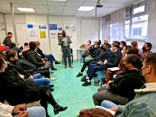 10/02/2022: À Creil. Intervention d'Abdoulaye Kanté module FR "Dialogue Police/Jeunesse"face aux jeunes de l'école de la 2e chance.