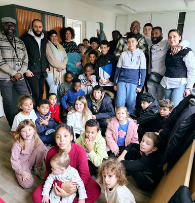 04/12/2024: À Beauvais, chez l'association Maïwa. Participation à la création des boules de Noël pour les enfants du quartier Argentine. 