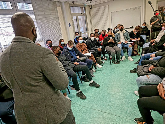 10/02/2022: À Creil. Intervention d'Abdoulaye Kanté module FR "Dialogue Police/Jeunesse"face aux jeunes de l'école de la 2e chance.