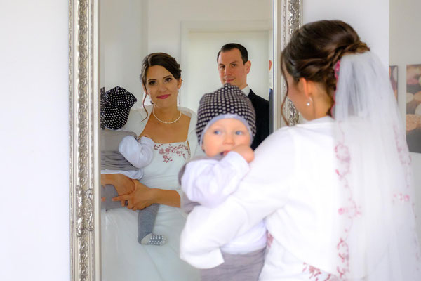 Brautpaar mit Kind im Spiegel Hochzeit Kernen