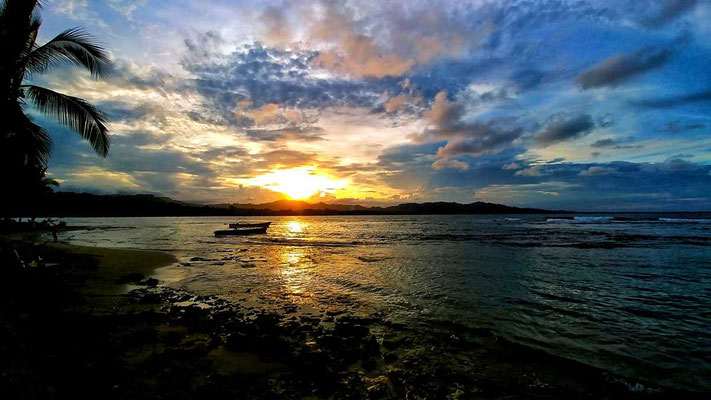 costa rica puerto viejo sonnenuntergang
