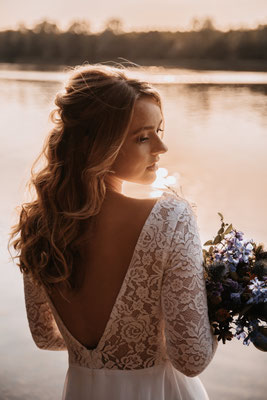braut im sonnenuntergang mit blumen in Solingen am See