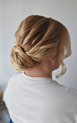Hochsteckfrisur Dutt blond 