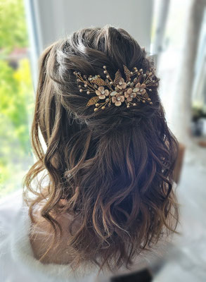 lockige frisur halboffen kurze Haare 