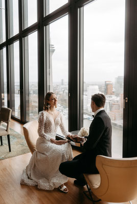 Braut Bräutigam in Lounge im Hyatt Düsseldorf