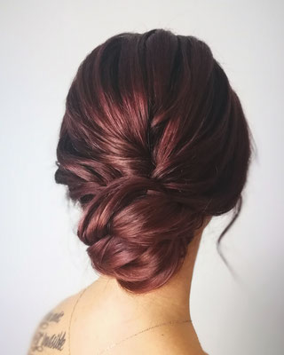 Hochsteckfrisur low bun mit textur 