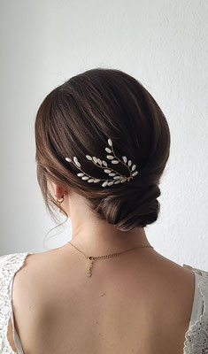 kleiner Dutt mit Perlenschmuck 