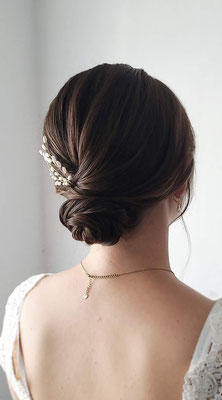 cleaner low bun dunkle haare