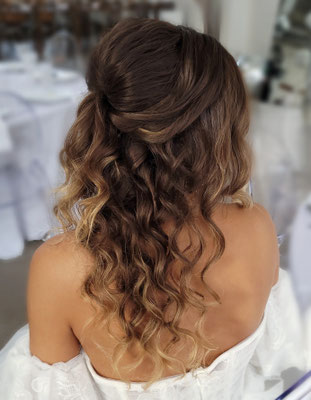 lockenfrisur halb gesteckt braune halblange haare