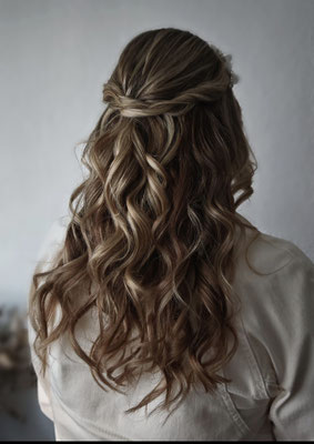 halboffene lockenfrisur blonde HAare mit Haarkranz