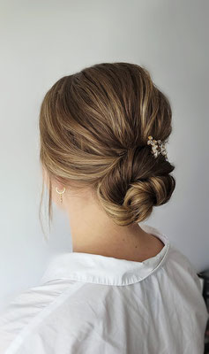 brautfrisur tiefer dutt eingedrehte glatte strähnen blonde haare