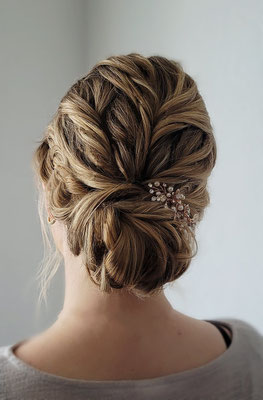 Hochsteckfrisur lockig und Haarschmuck
