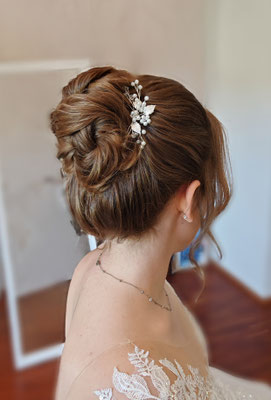 hoher eleganter eingedrehter dutt haarschmuck dunkelblonde haare