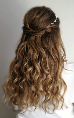Frisur lockig halboffen blond