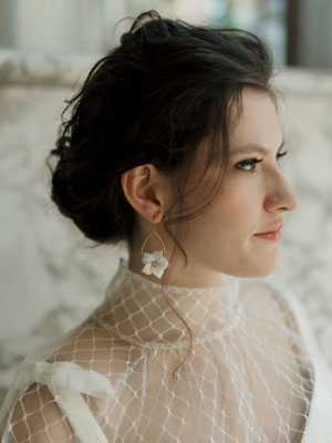 Portrait Braut mit Hochsteckfrisur dunkle Haare und Ohrringe