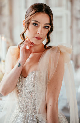 Poerait von Model mit Pferdeschwanz und Brautkleid