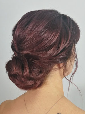 Low Boho bun dunkle Haare