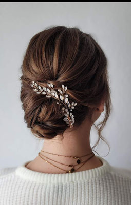 Hochsteckfrisur low bun mit perlenhaarschmuck