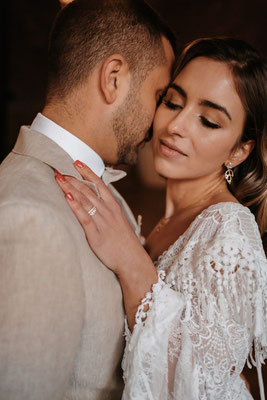 verliebtes Paar bei der Hochzeit