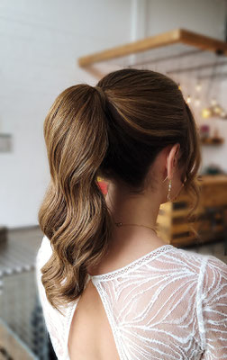 eleganter hoher Pferdeschwanz braune haare