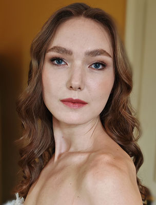 frau braune haare makeup brauntöne peach lippenstift