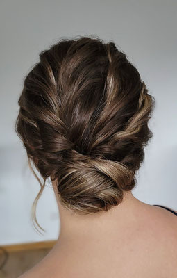 Duttfrisur lockige textur braune Haare 