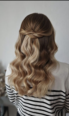 wellenfrisur halb gesteckt blonde haare mit strähnchen