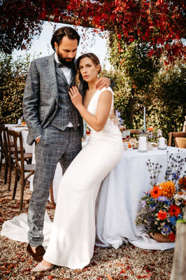 Hochzeitsfotos im Herbst vor Hochzeitstisch