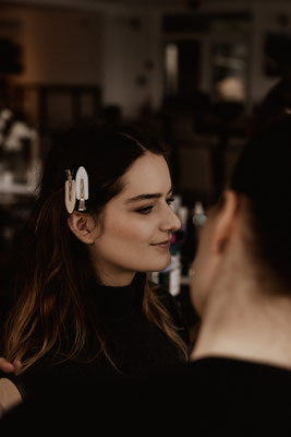makeup artist bei der arbeit am model