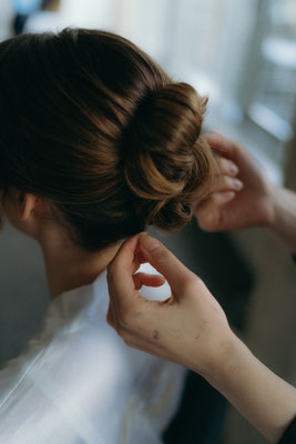 Nahaufnahme von Frisur beim Haarstyling