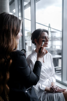 Makeup Artist beim schminken Model in Location in Leverkusen
