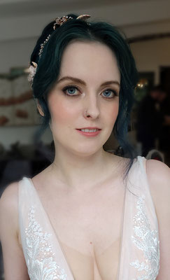 Brautmakeup mit dunklen Augen und dezenten Lippen