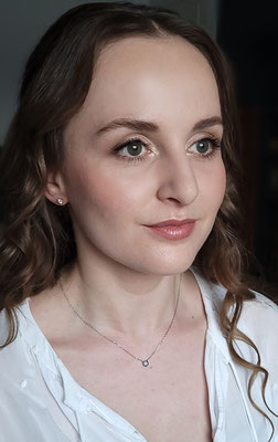 frau dezentes makeup brauntöne locken