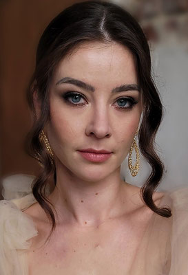 elegantes makeup brauntöne mit goldakzent hochsteckfrisur