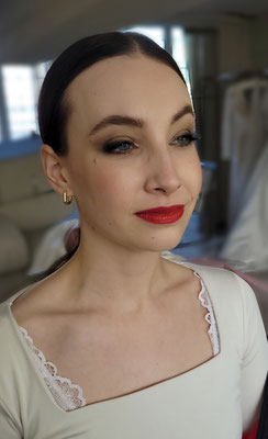 kräftiges brautmakeup mit rotem lippenstift und pferdeschwanz