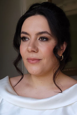 smokey eyes in brauntönen und hochsteckfrisur