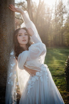 braut im brautkleid mit schleier in abendsonne