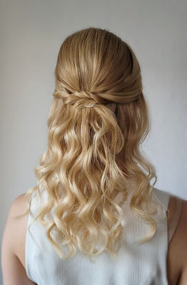halboffene frisur locken hellblonde schulterlange haare