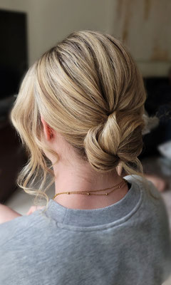 blonder Dutt mit face framing