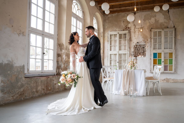 Brautpaar feiert Hochzeitstag in rusikaler Location in Leverkusen