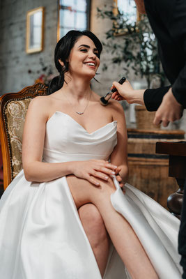 braut im kleid beim styling
