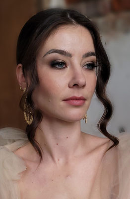 makeup smokey eyes mit dezenten schimmereffekten