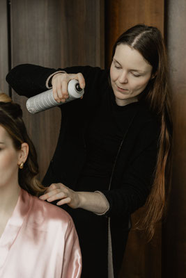 Braut beim Haarstyling