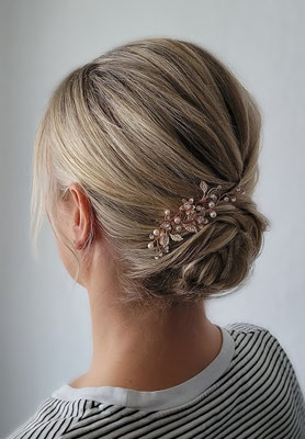 kleiner Dutt blonde Haare und Haarkamm