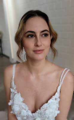 portrait braut makeup dezent mit Hochsteckfrisur