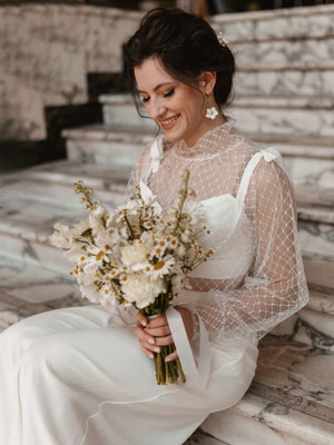 braut mit Bouquet auf treppe sitzend