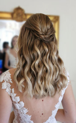 Brautfrisur halboffen locken blond
